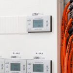 Homematic IP Drátový spínací akční člen s LCD — až 80A, na DIN lištu, 8 kanálů — HmIPW-DRS8