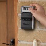 Nástěnná bezpečnostní schránka Master Lock 5481EURD